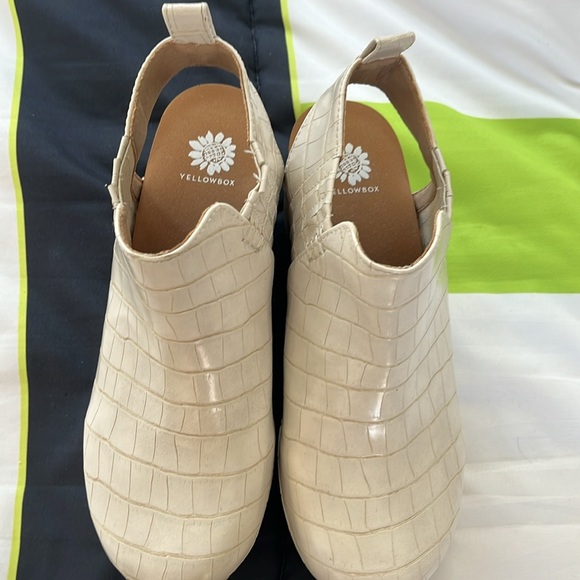 Unique “Clog” Shoes - Picture 4 of 6